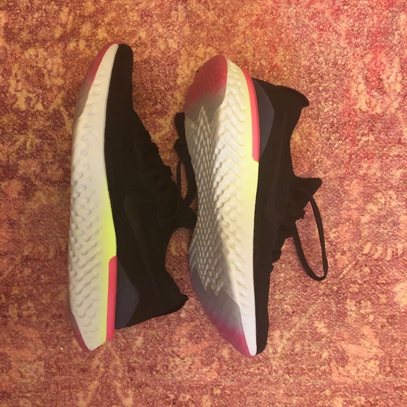 Women’s Nike running shoes - Picture 3 of 3